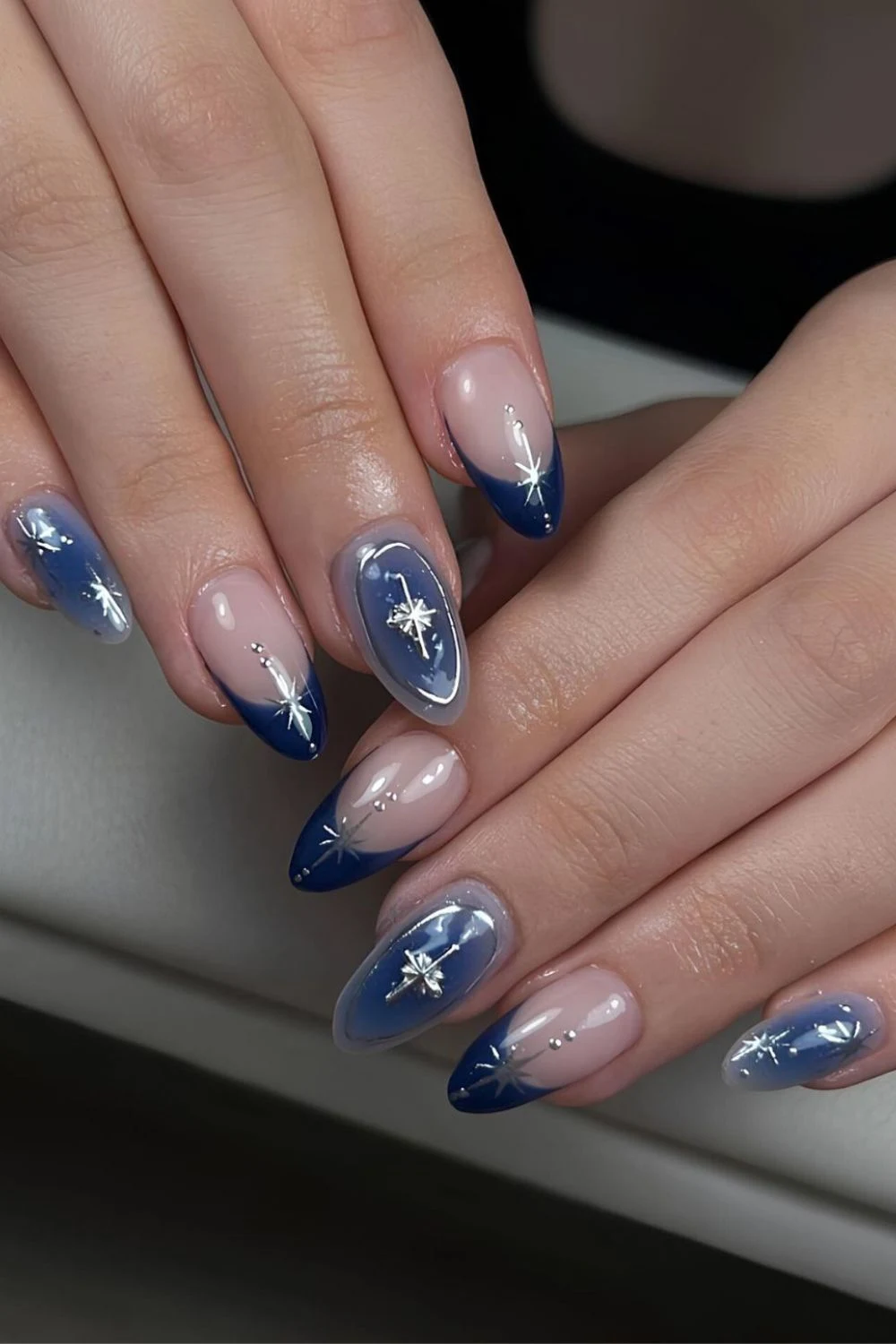 Blaue French-Nägel mit Chromeffekt