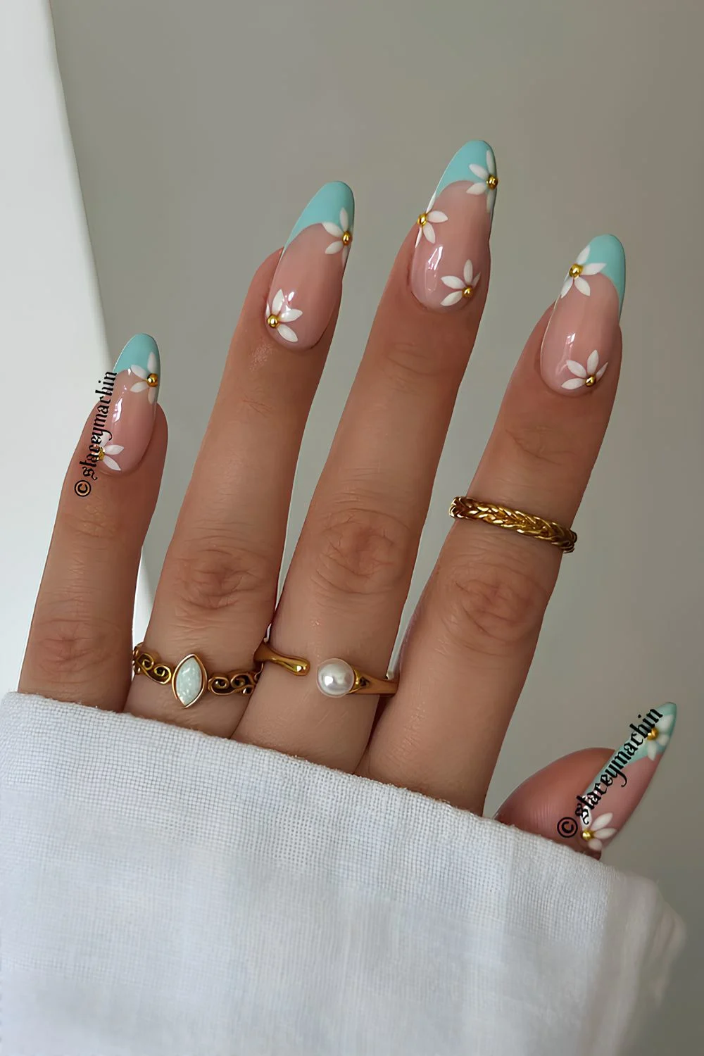 Blaue French-Nägel mit Gänseblümchen-Design