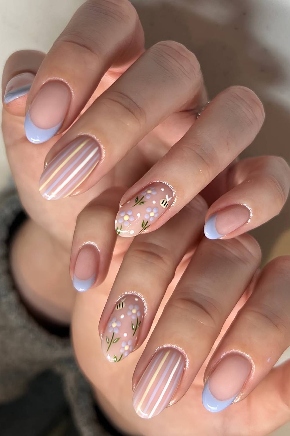 Blaue French Nails mit Streifen und Bienen