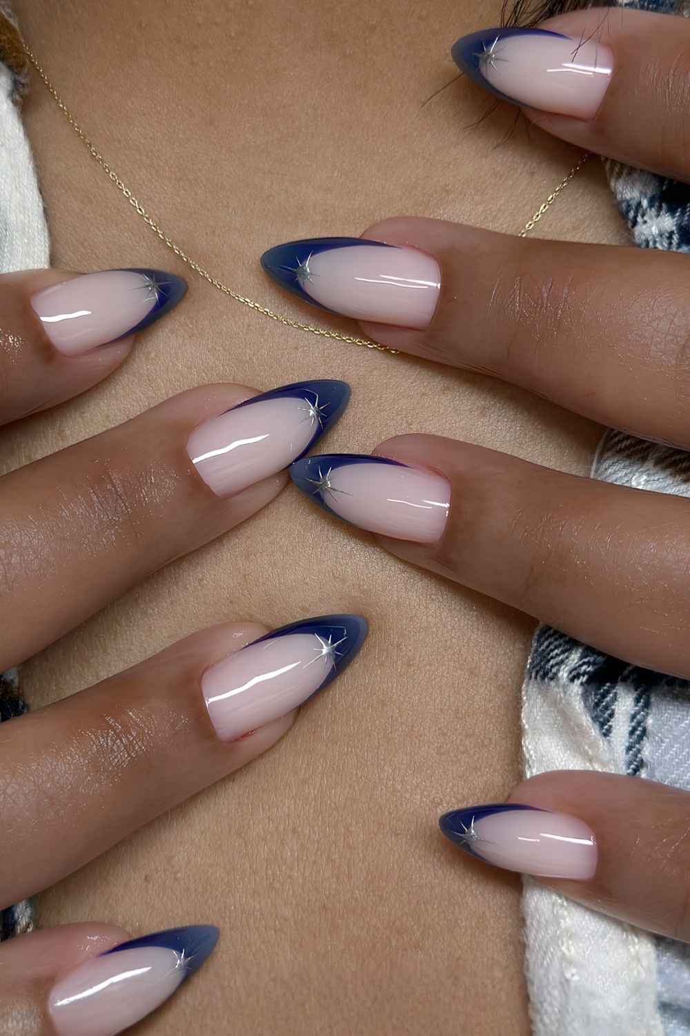 Blaue Gradient French Mani mit Sternen