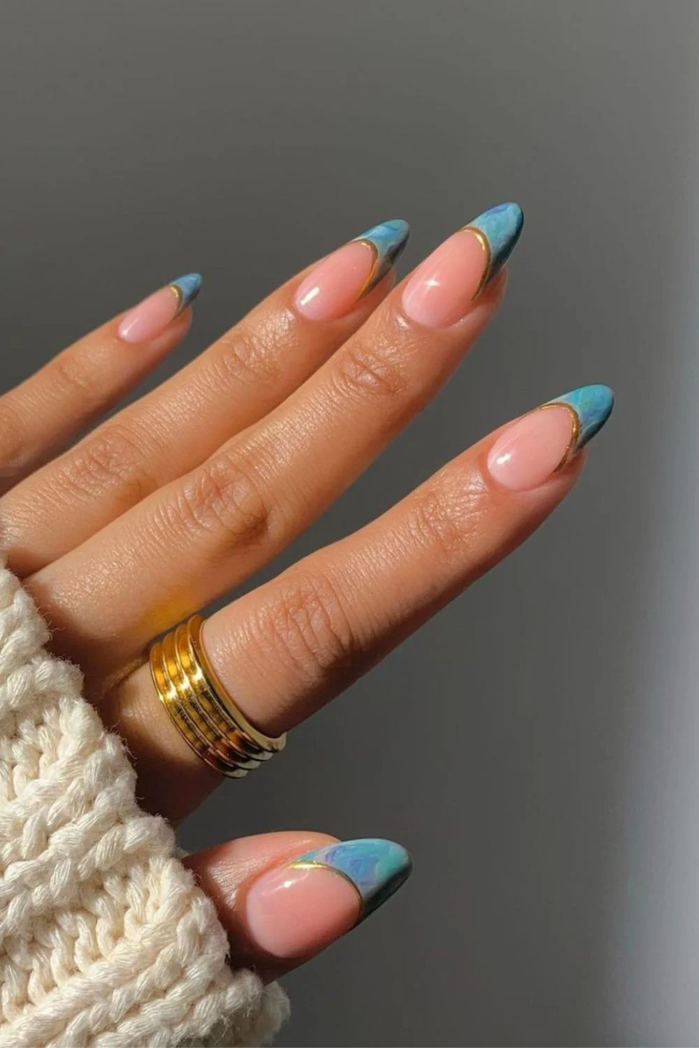 Blaue Marmor-French-Nägel mit goldener Chrome-Linie