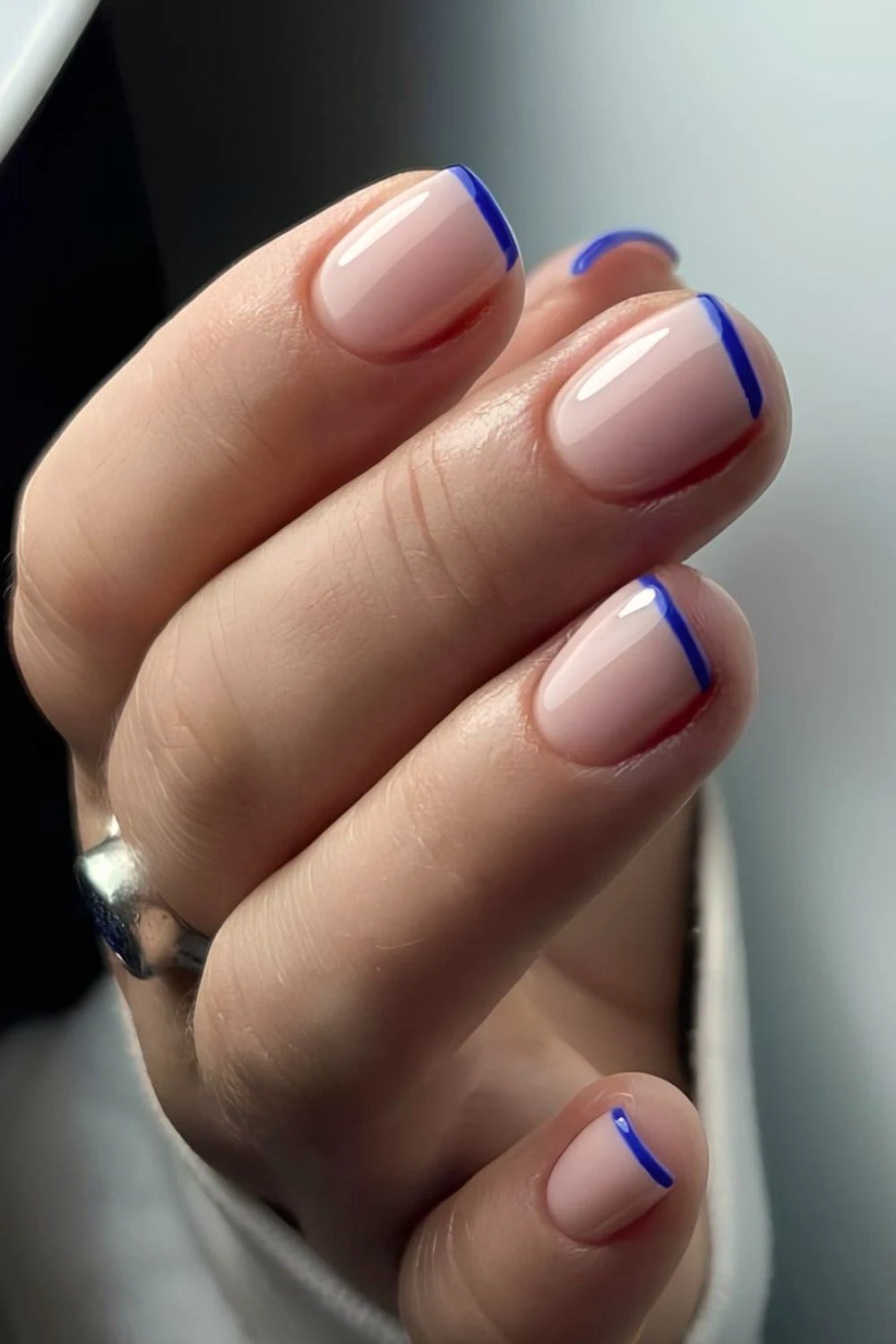 Blaue Micro-French-Nägel