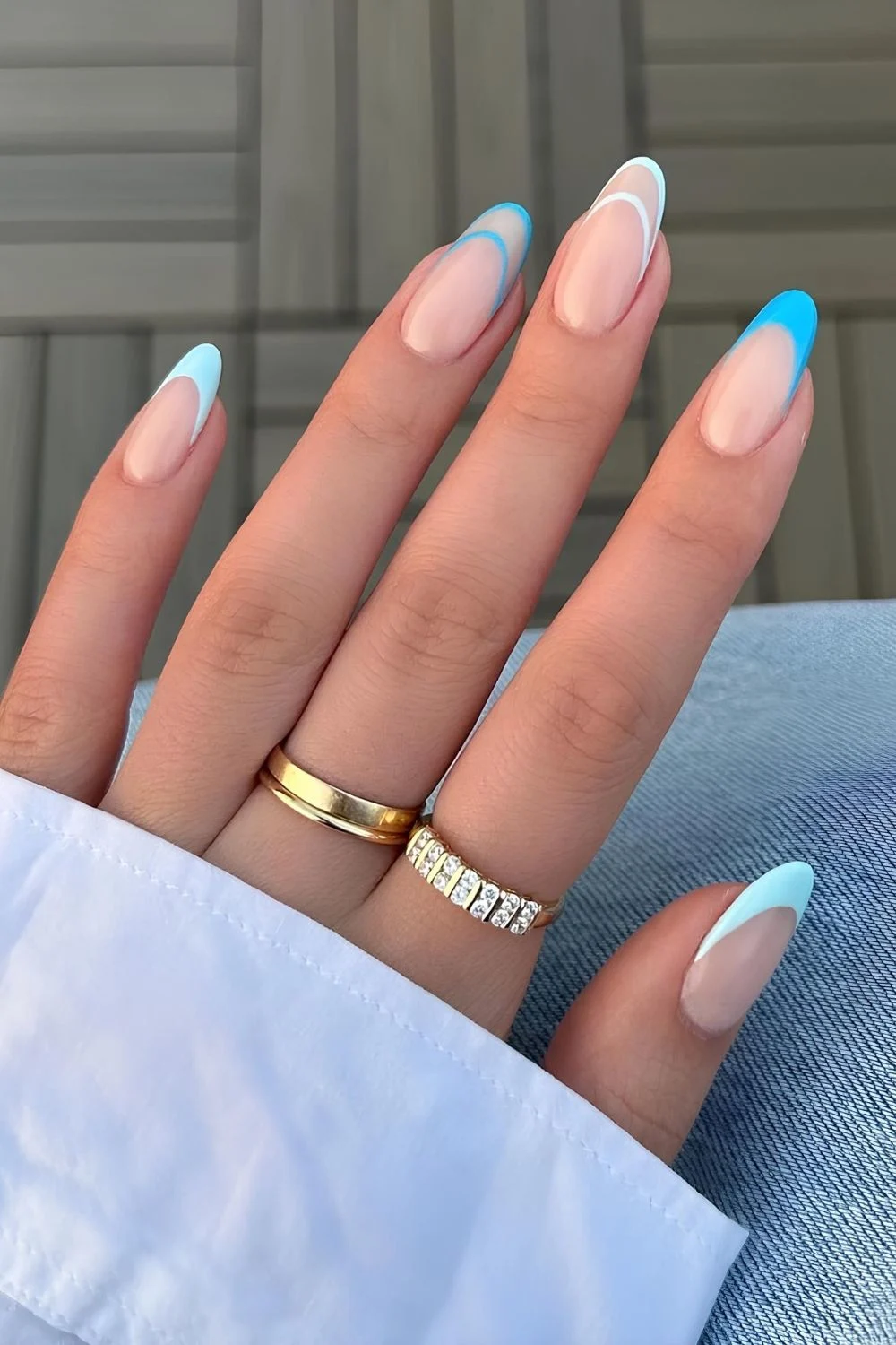 Blaue Mischung aus klassischen French-Tips mit doppelter Spitze