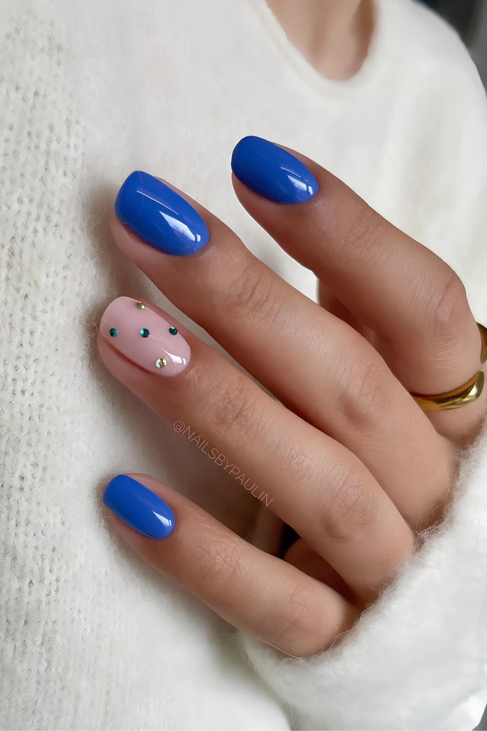 Blaue Nägel mit Strass-Details