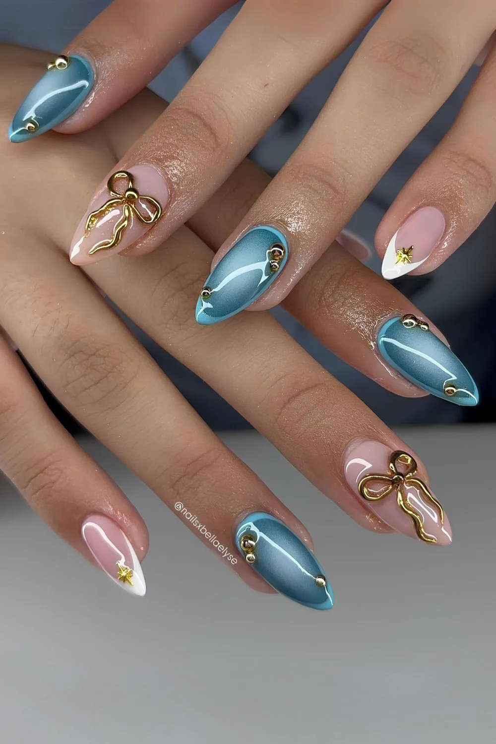 Blaue Nägel mit goldenen Coquette-Details