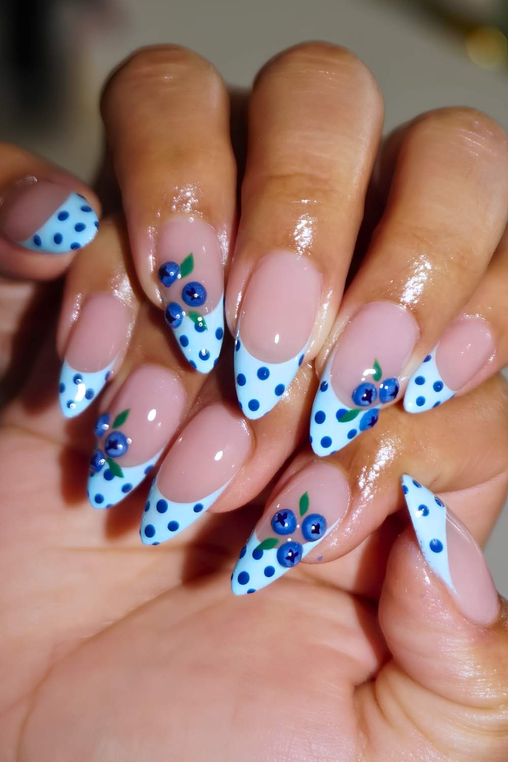 Blaue Polka Dot French Mani mit Blaubeeren
