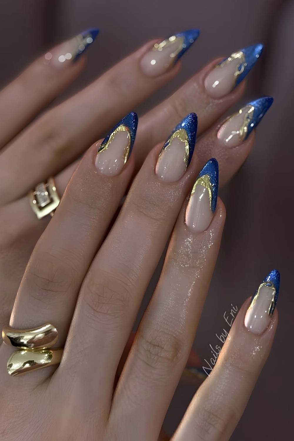 Blaue Velvet French Nails mit Goldakzenten