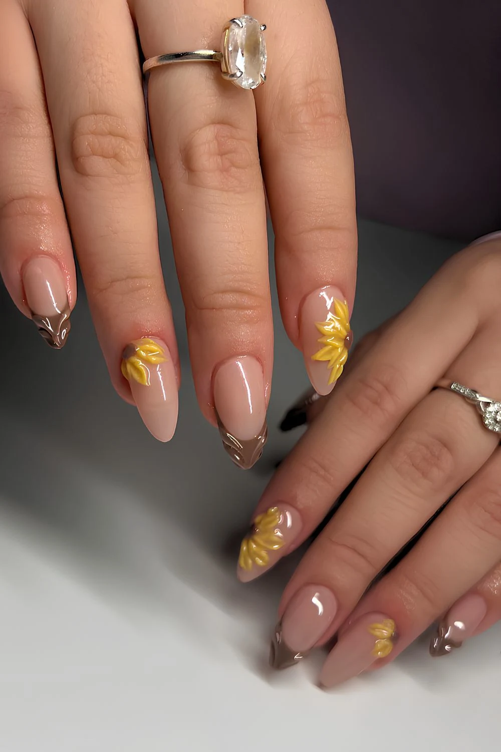 Braune French-Nägel mit 3D-Sonnenblumen