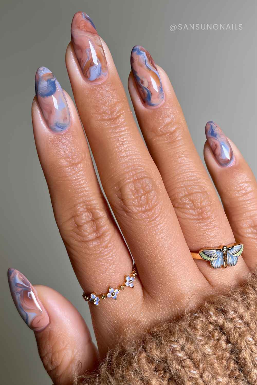 Braune und blaue Marmor Naegel