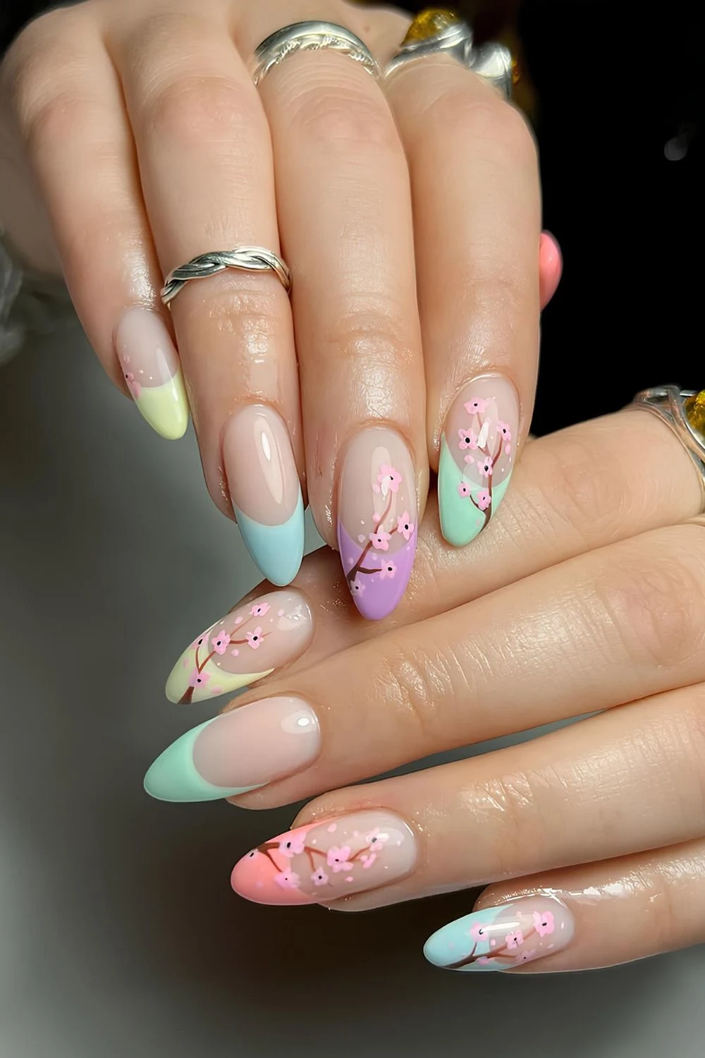 Bunte French Nails mit Kirschblüten
