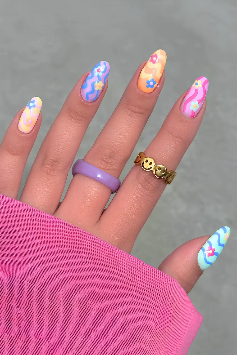 Bunte und ausgefallene Blumennägel