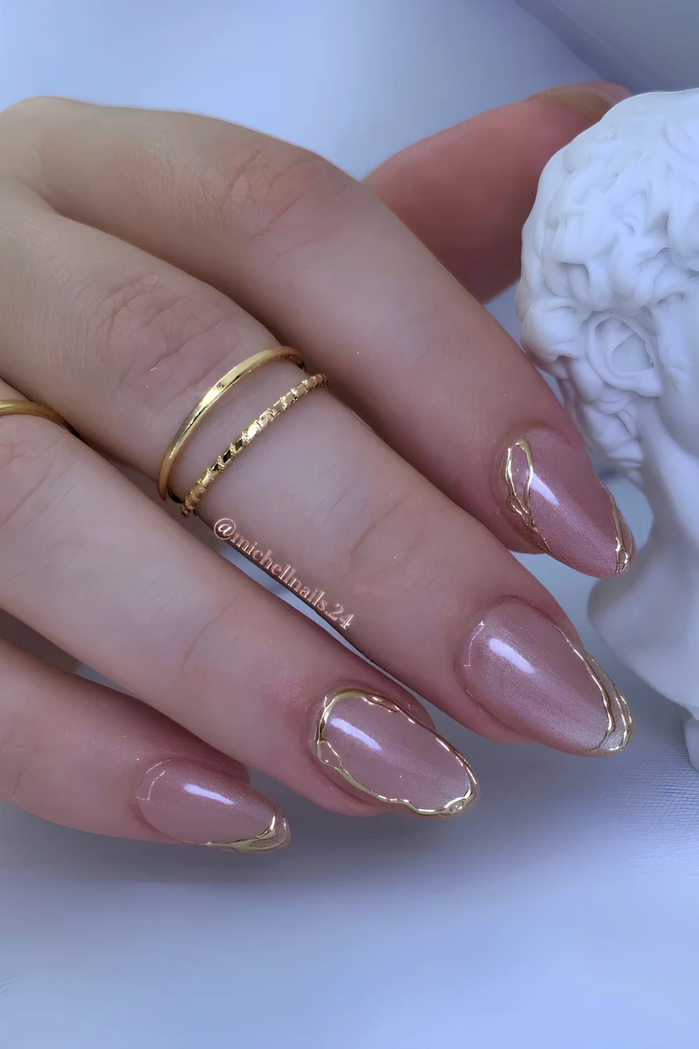 Cat-Eye-Nägel in Mauve mit goldenen Details