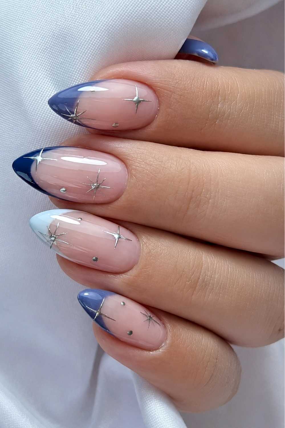 Celestial French Mani in Blautoenen