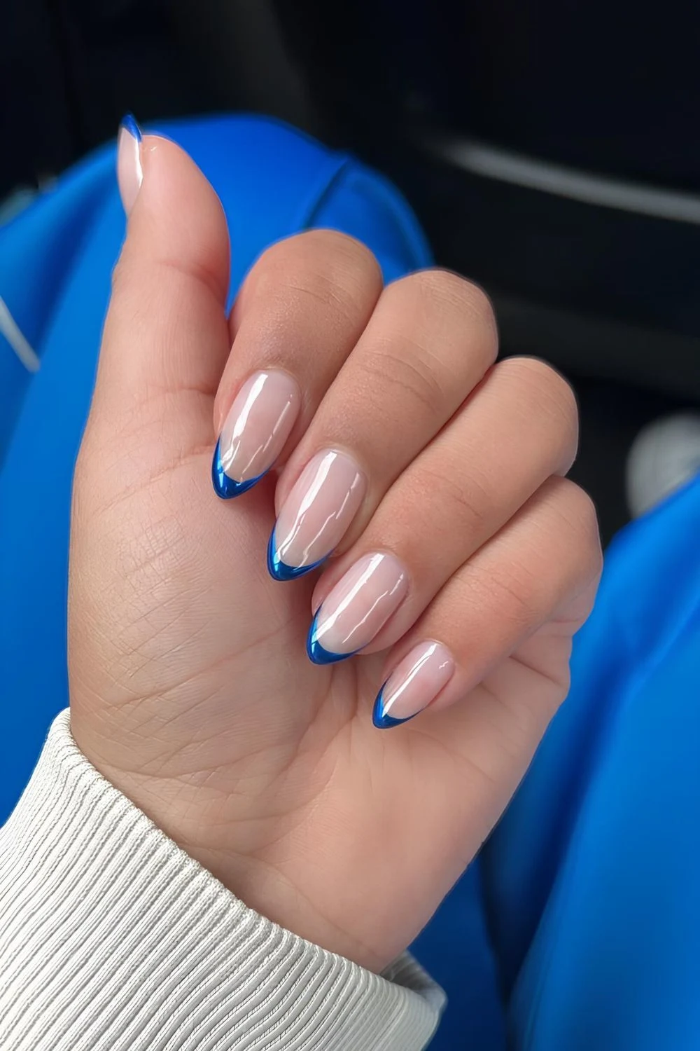 Chrome-blaue French-Nägel mit Glazed-Finish