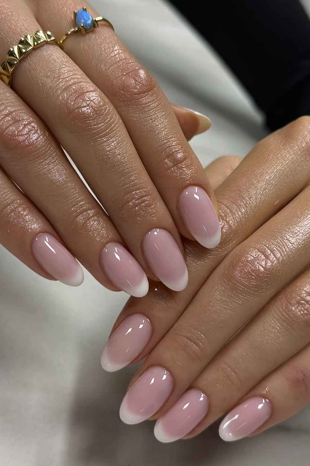 Cloudy French Tip Manikuere