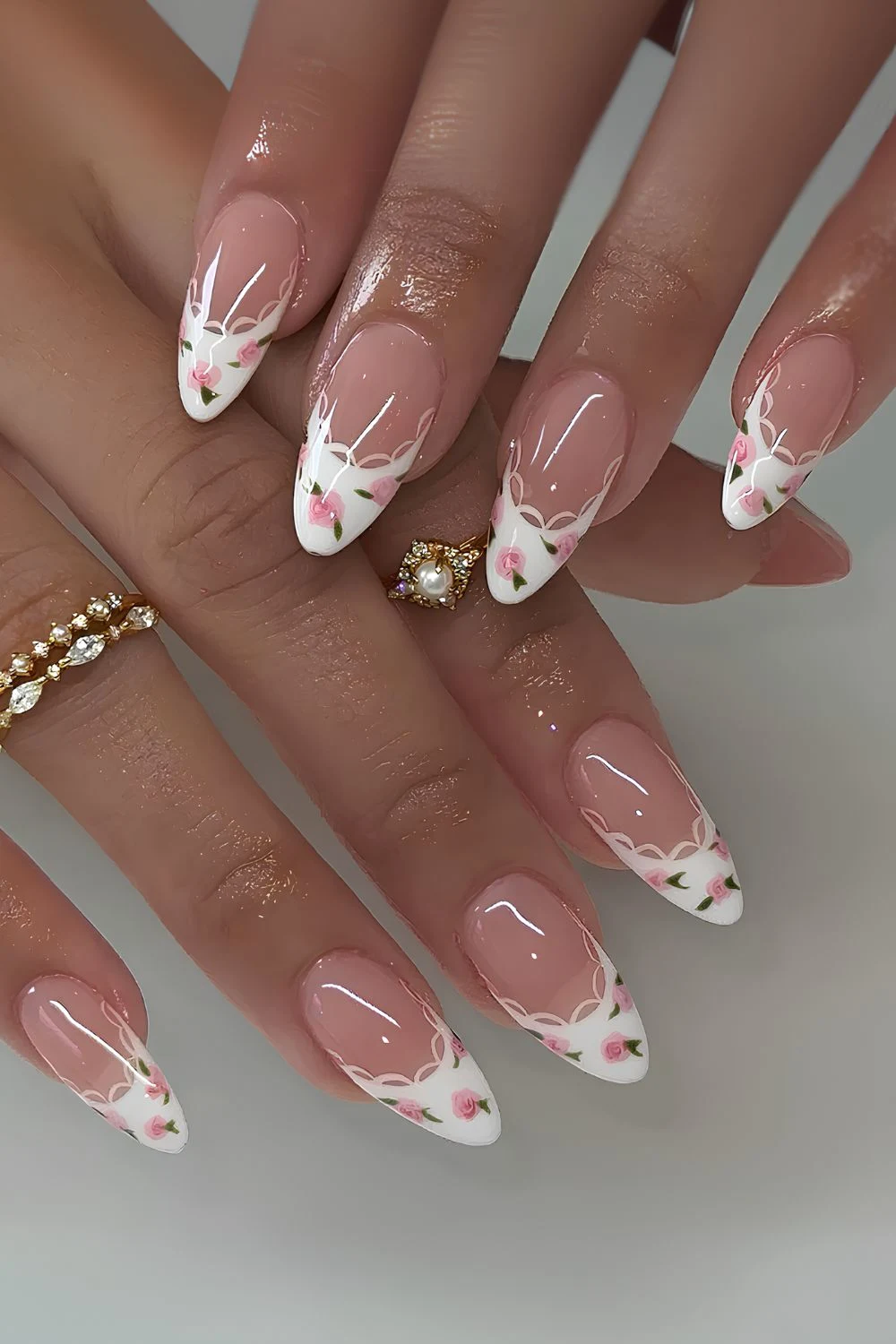 Coquette French Mani mit Mini-Rosen