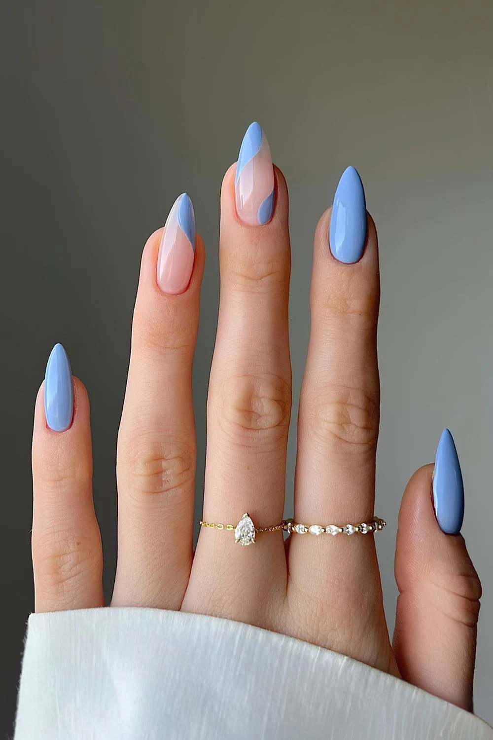 Denim-blaue Nägel mit Negative-Space-Design