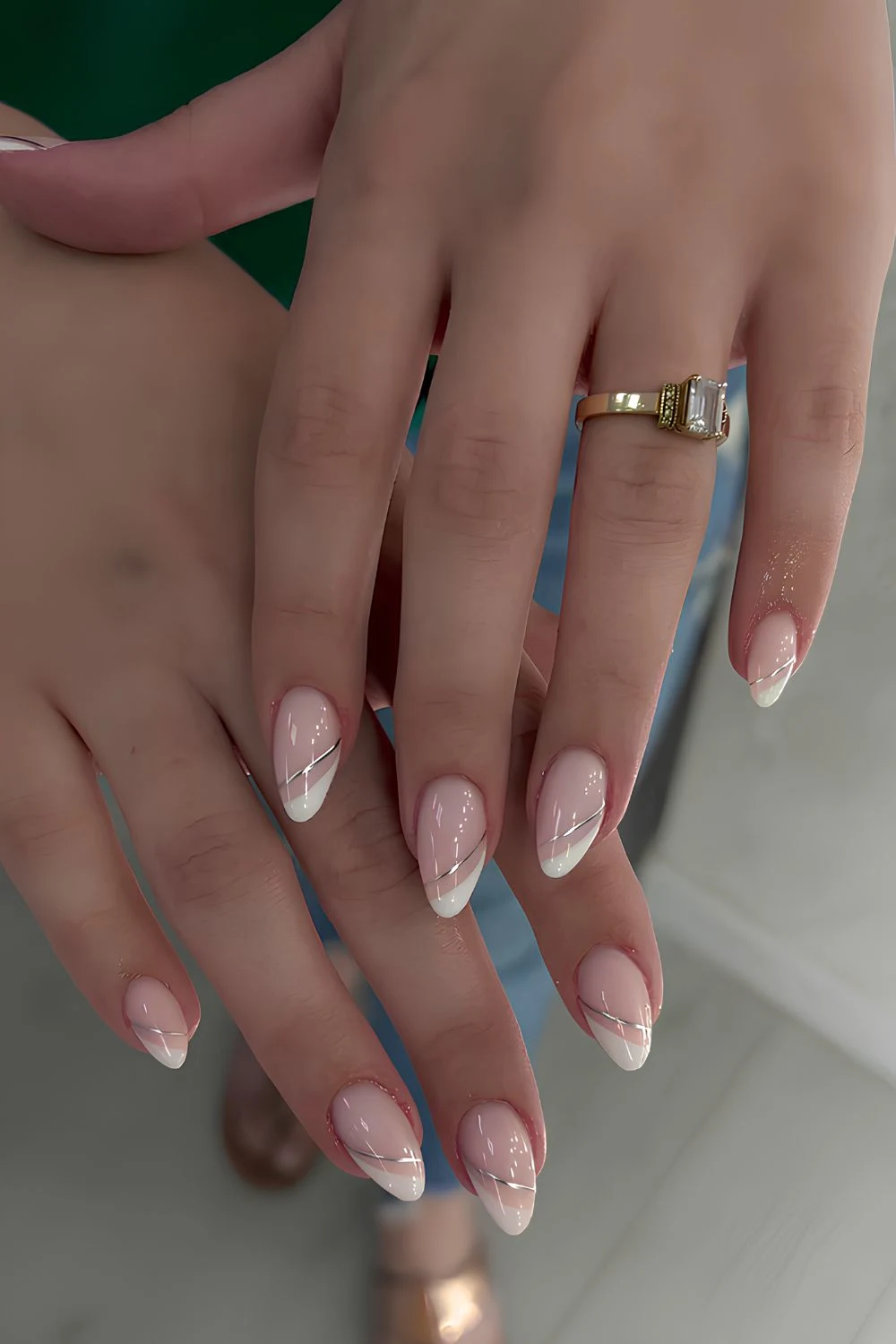 Doppelte weiße Side-French-Nails mit silbernem Akzent