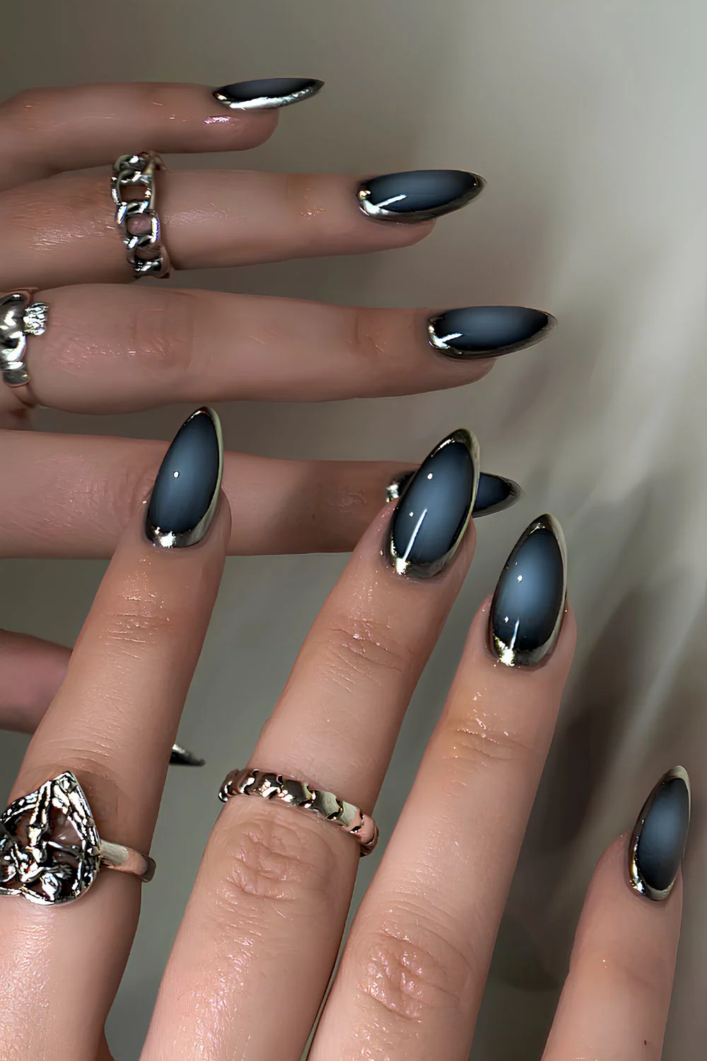 Dunkelblaue Aura-Nägel mit silberner Chrome-Kontur