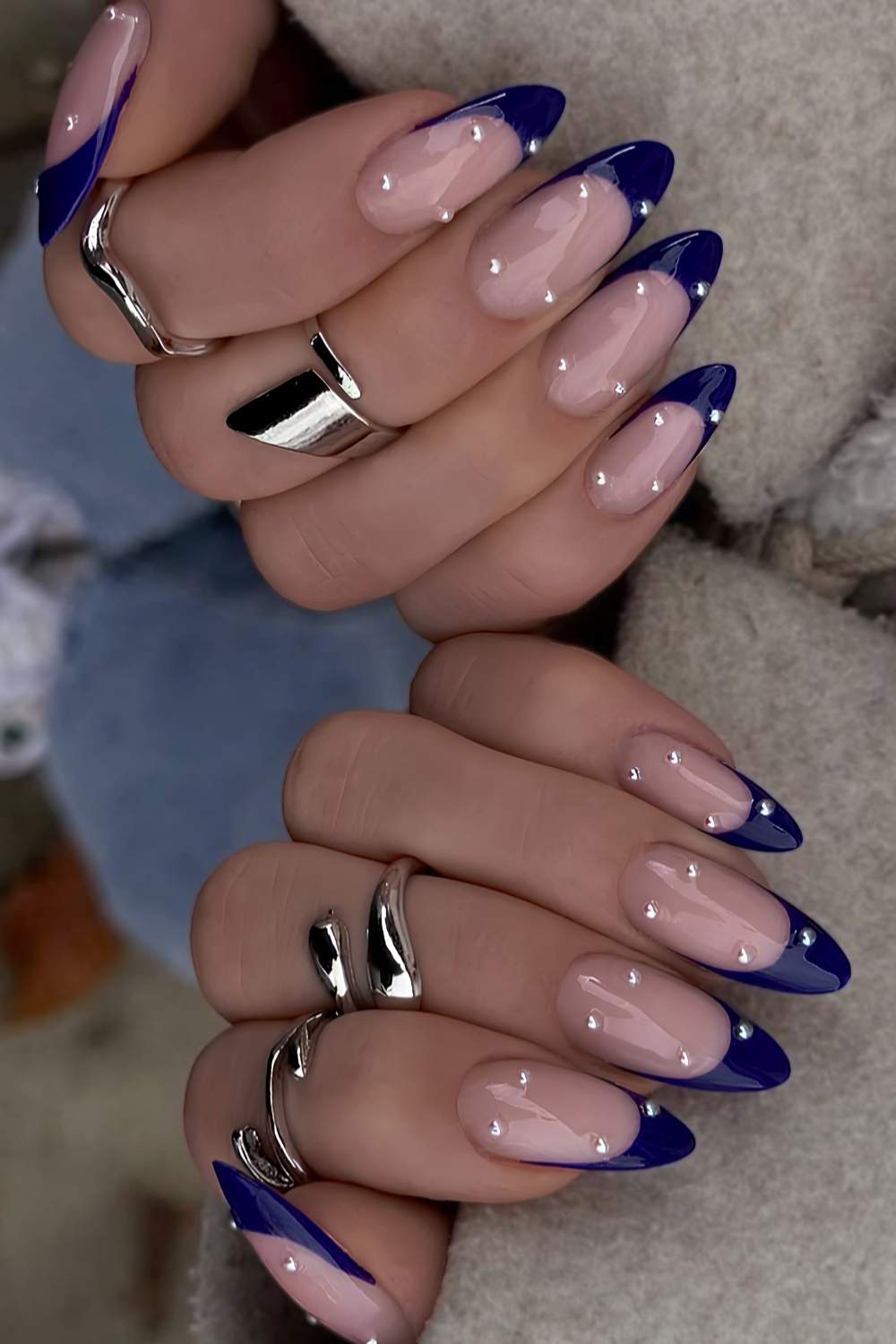 Dunkelblaue French Mani mit Micro Pearls