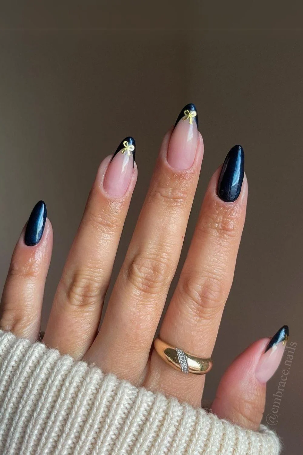 Dunkelblaue French-Nägel mit Coquette-Schleifen