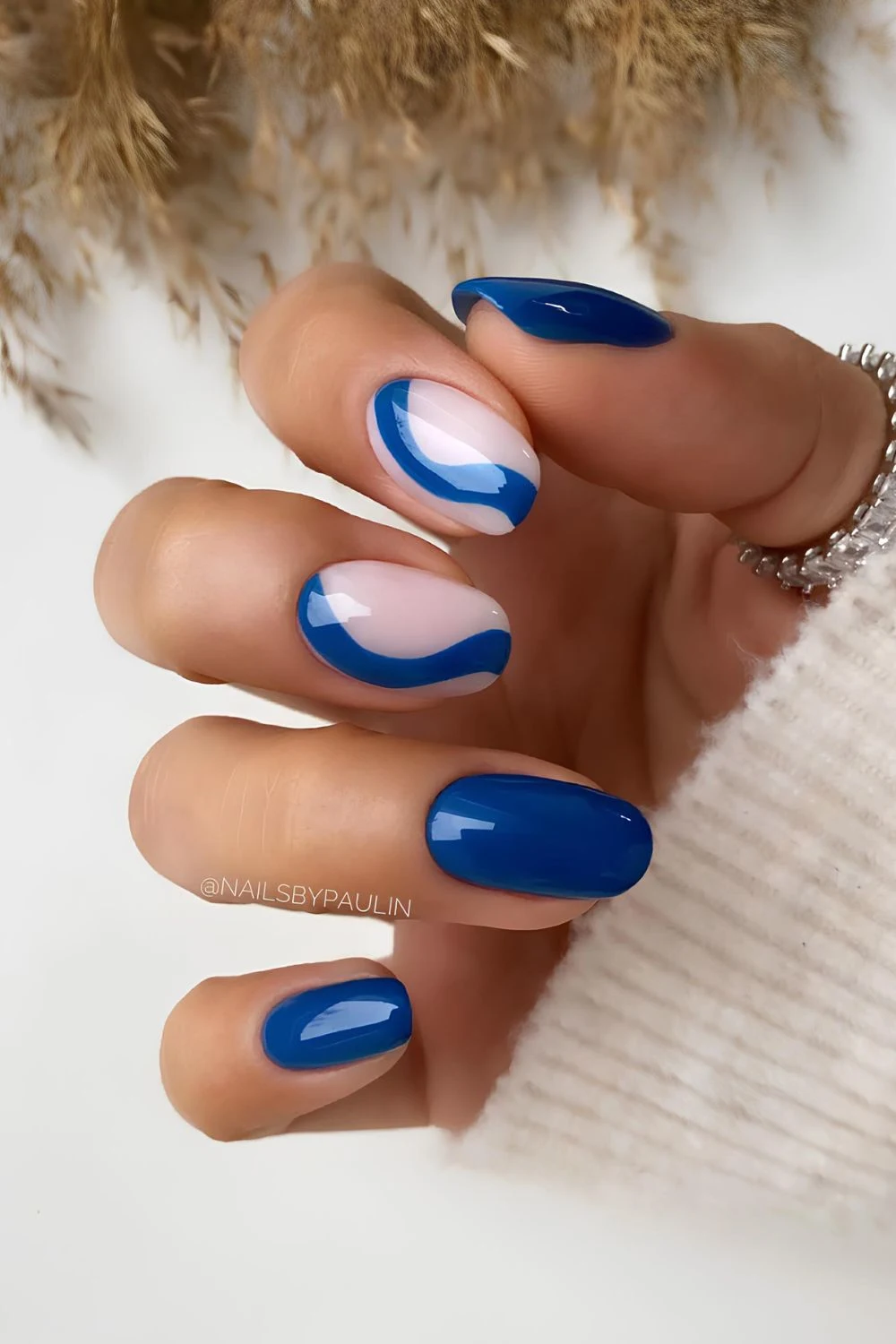 Dunkelblaue Nägel mit Swirl-Design