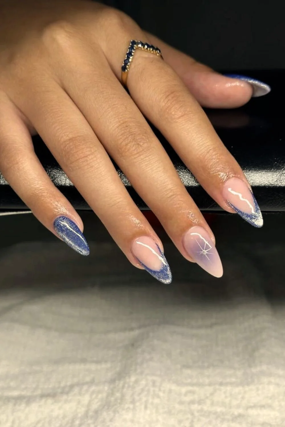 Dunkelblaue Velvet-French-Nägel