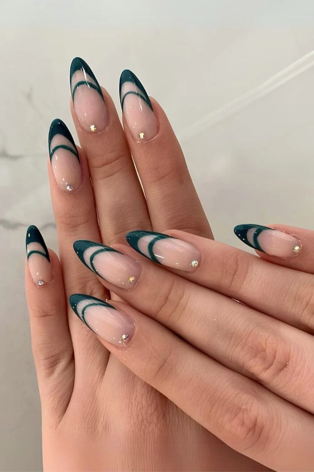 Dunkelgrüne Double-French-Nägel mit Strass-Akzenten