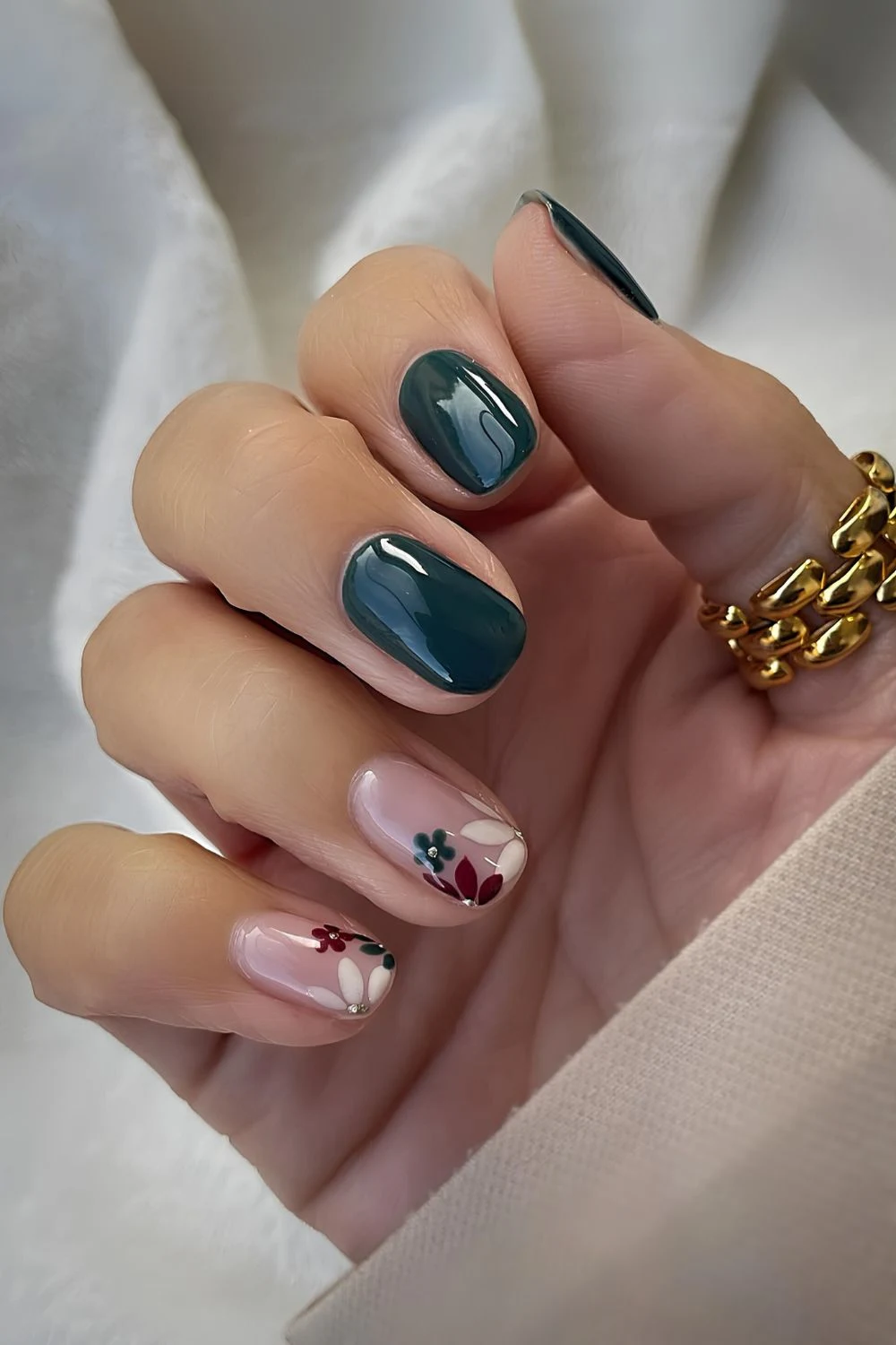 Dunkelgrüne Nägel mit Blumenmuster