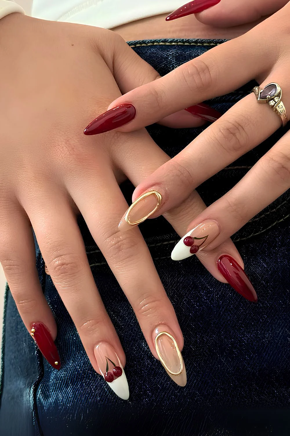 Dunkelrote Nägel mit Kirsch-Design und Gold-Chrome