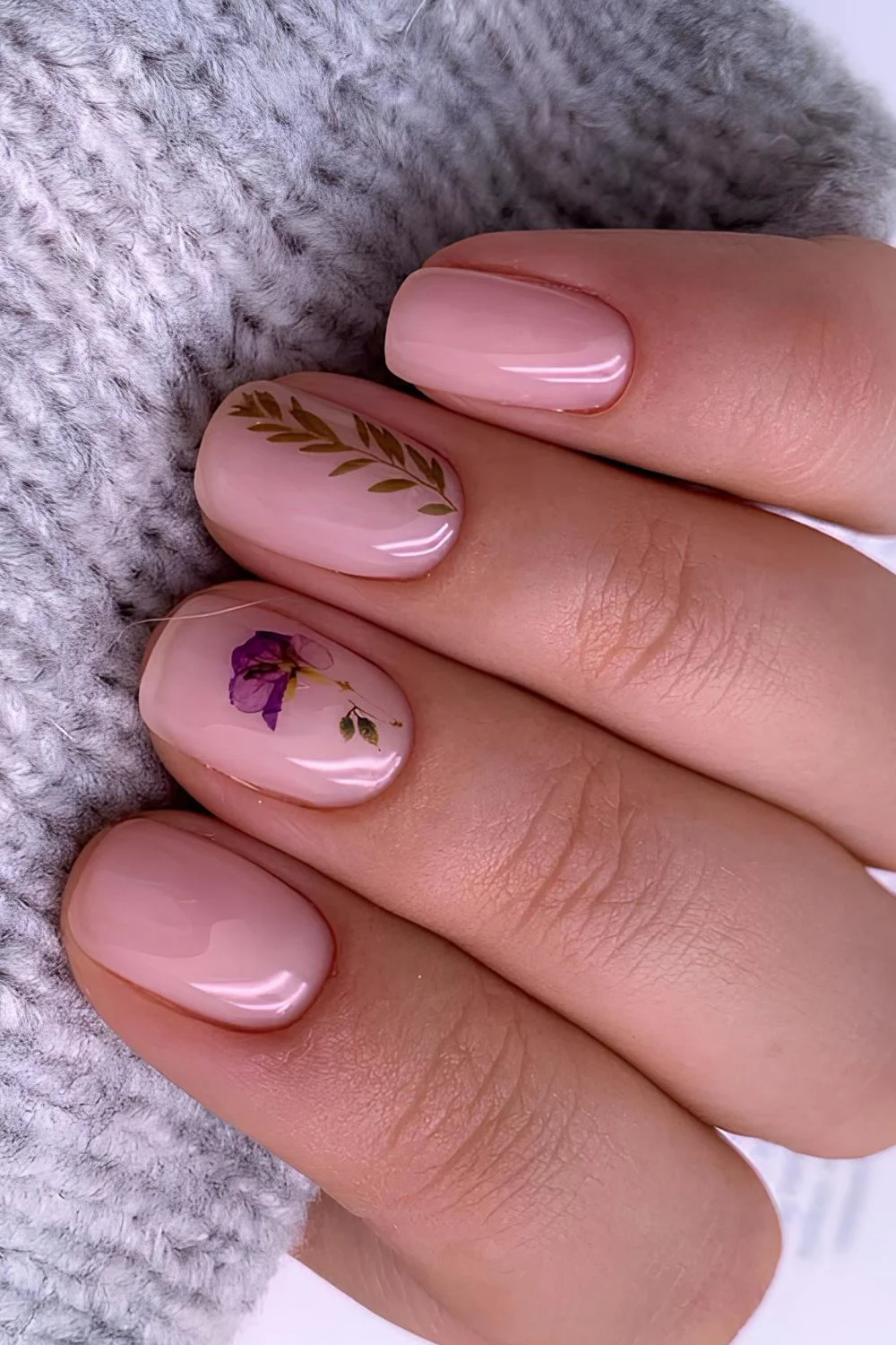 Durchscheinende rosa Nägel mit Blumen-Akzenten