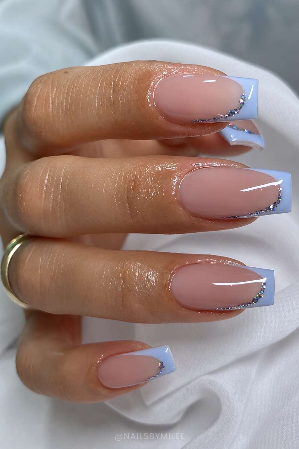 Eckige blaue French Nails mit Glitzer