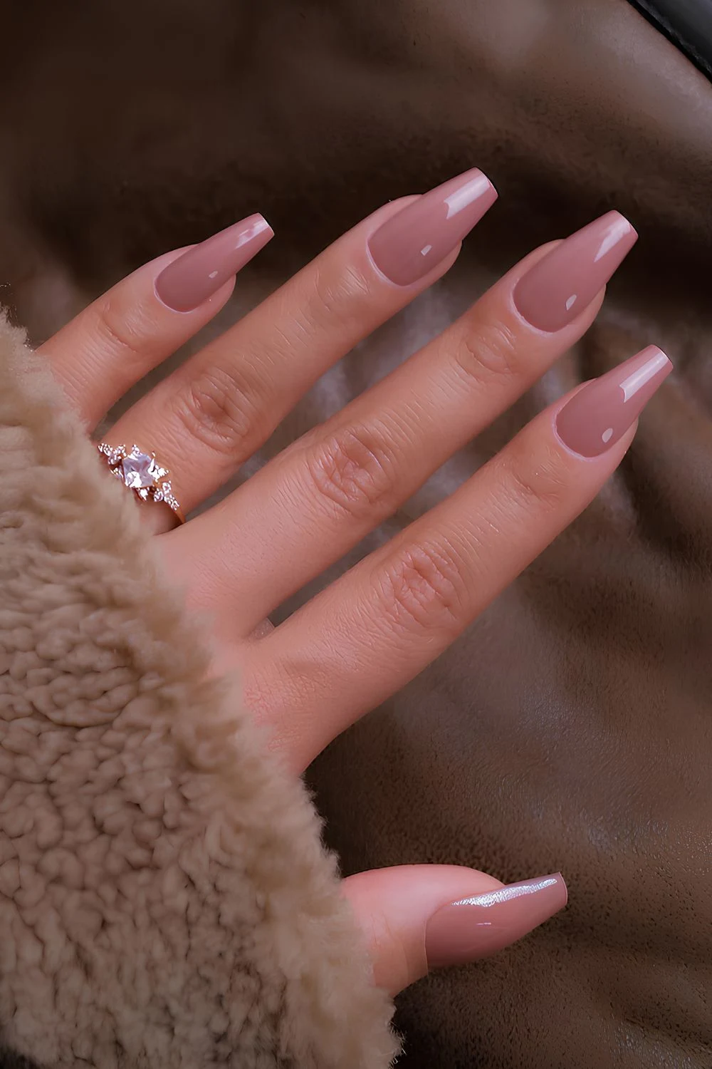 Einfarbige Maniküre in Mauve
