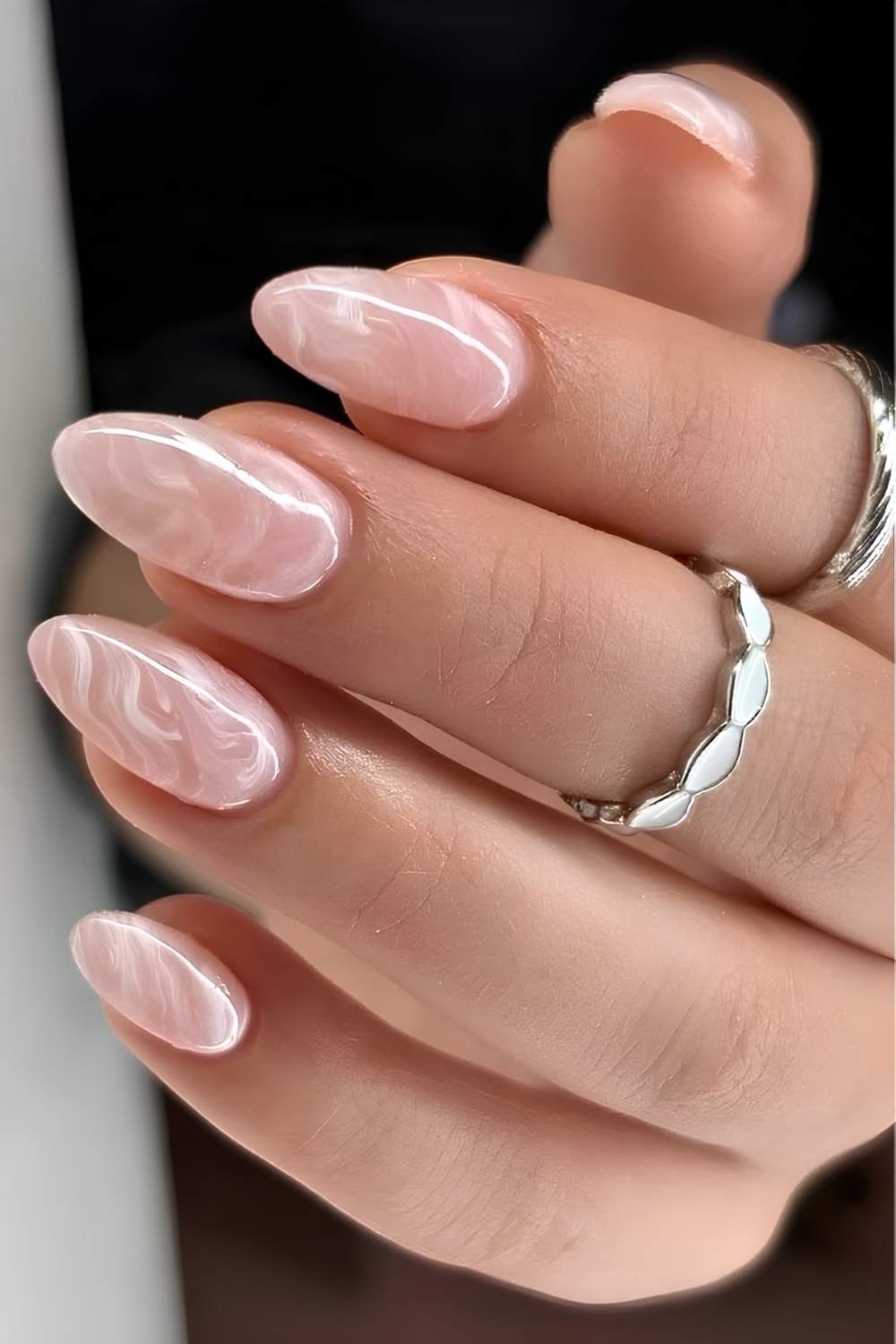Elegante milchig weisse Marmor Naegel