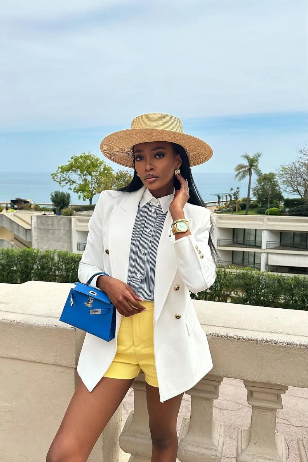 Frau in einem Outfit mit drei Farben