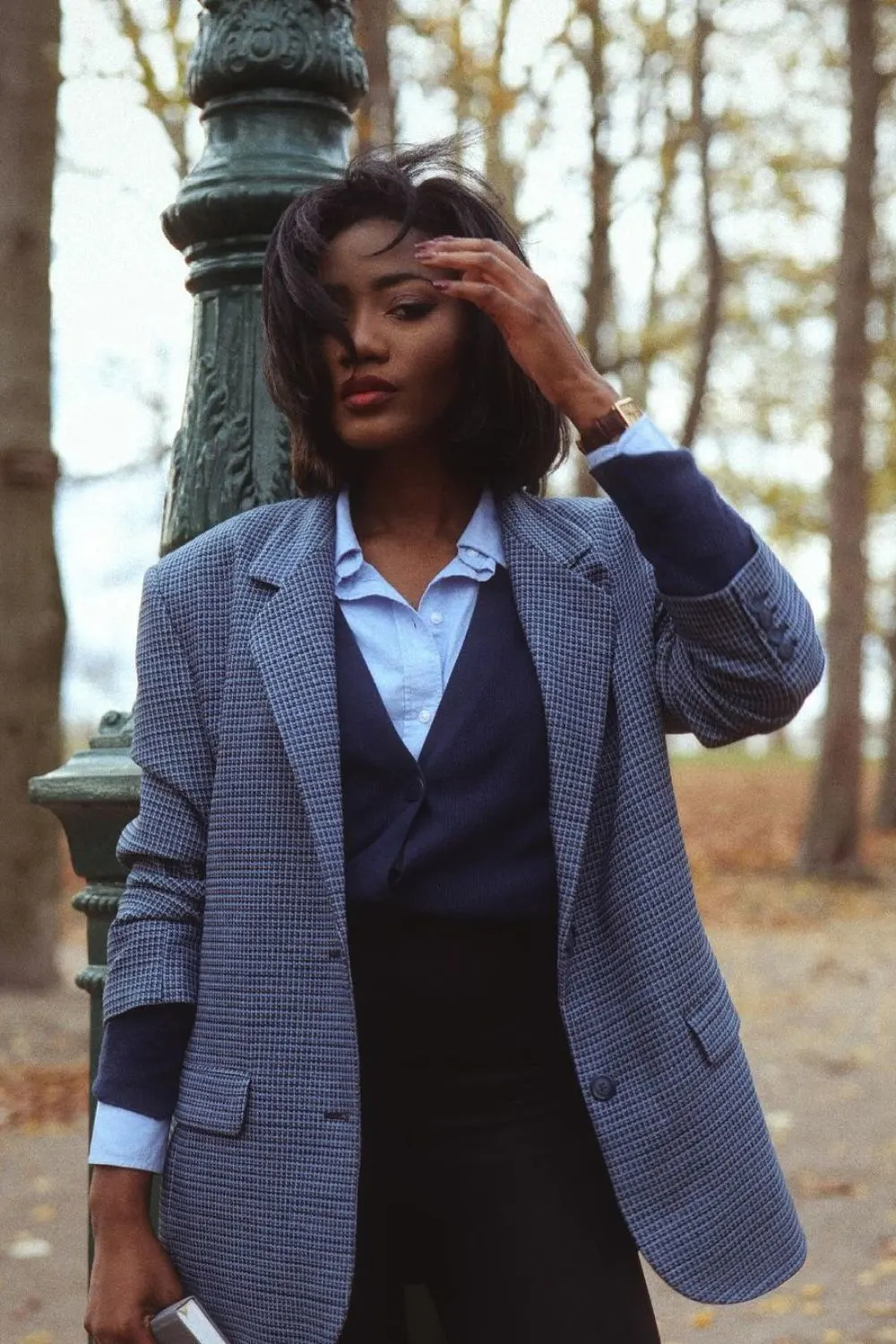 Frau in einem geschichteten Outfit