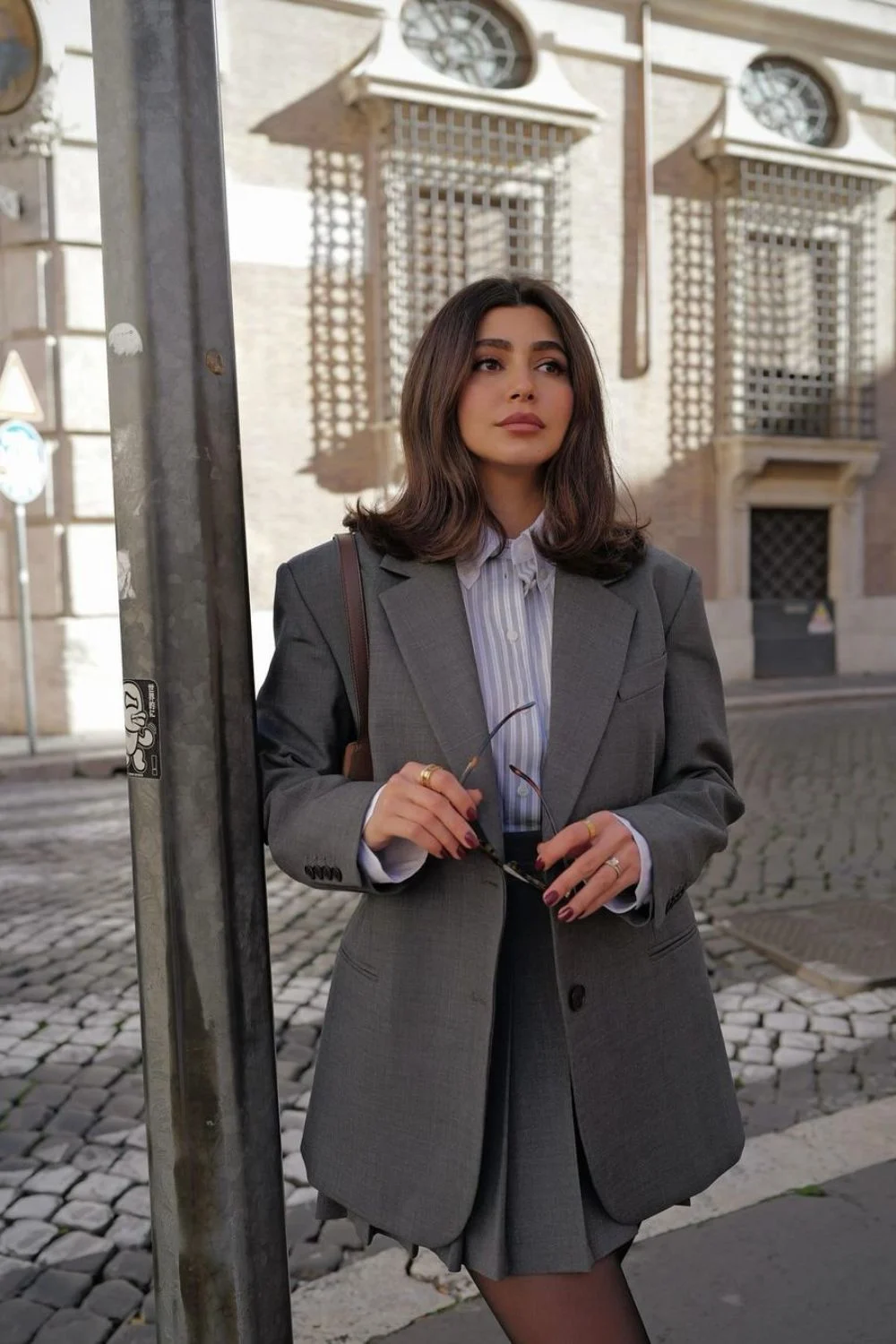 Frau in einem luxuri&ouml;s aussehenden Outfit