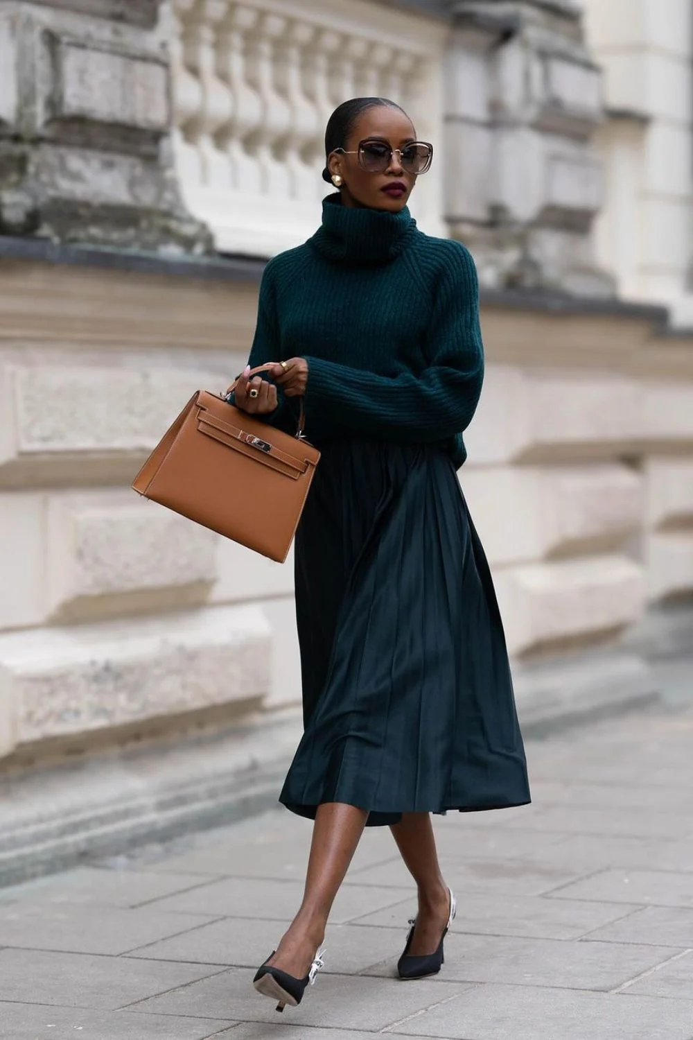 Frau in einem luxuri&ouml;s aussehenden monochromen Outfit