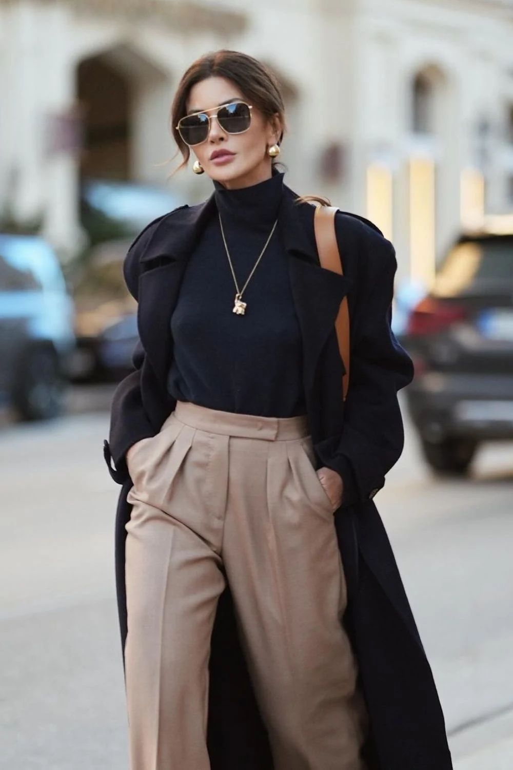 Frau in einer hochgeschnittenen Hose