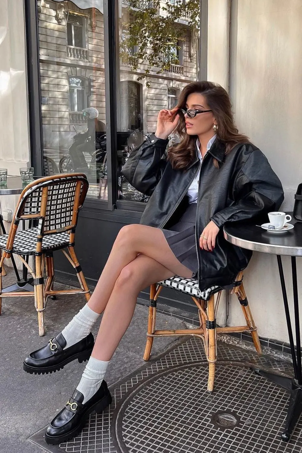 Frau in schwarzen Loafern