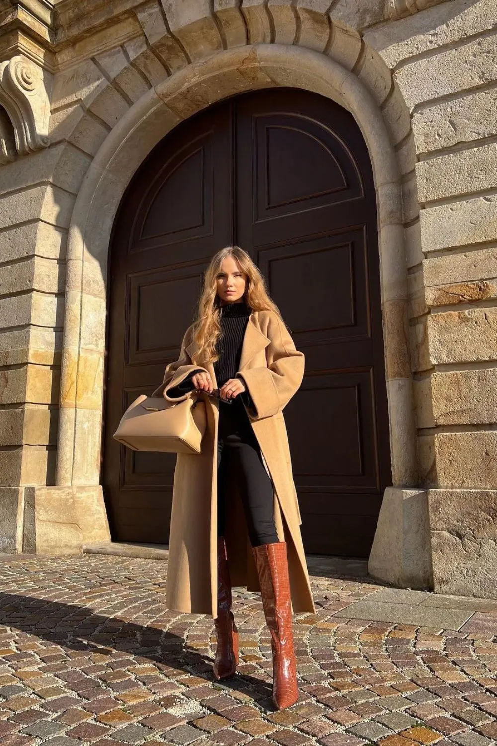 Frau mit einem Kamelmantel