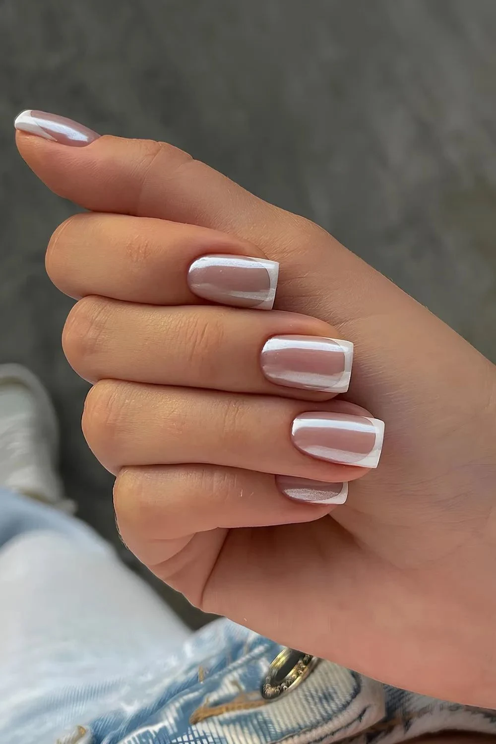 Weiße French-Tips mit grauem Chrome-Finish
