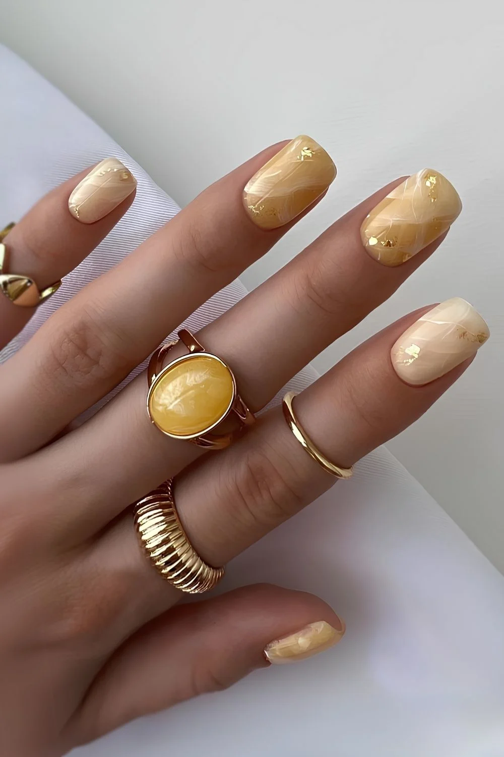 Gelbe Jade-inspirierte Marmor-Nägel