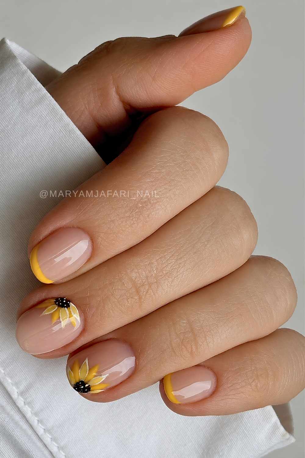Gelbe Micro French Naegel mit Sonnenblumen
