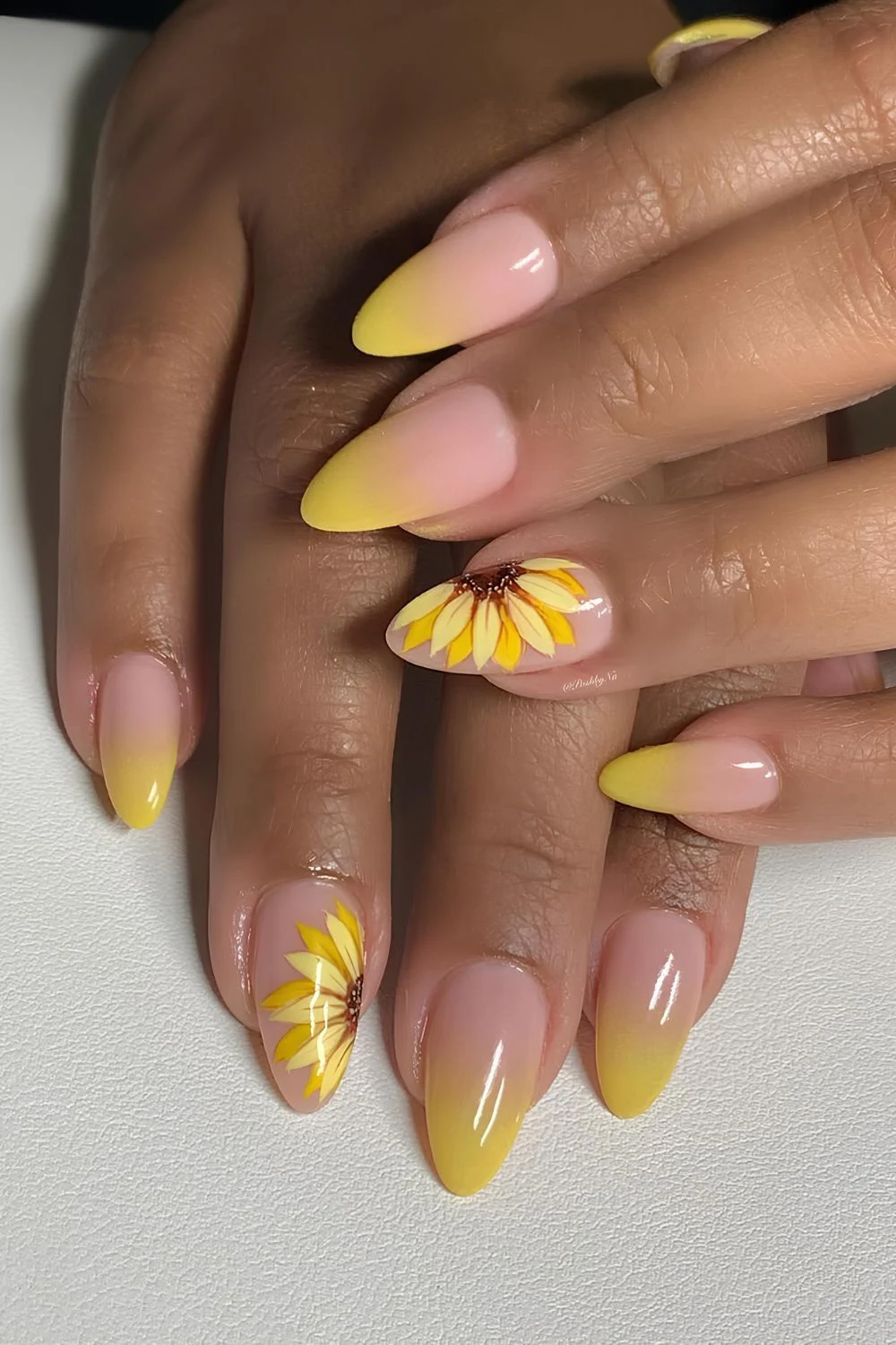 Gelbe Ombré-Nägel mit Sonnenblumen-Akzenten