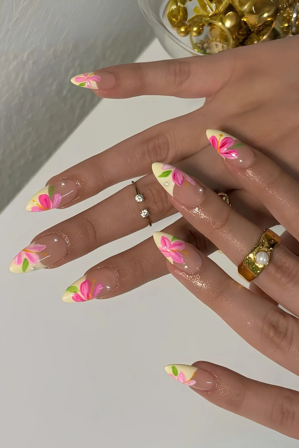 Gelbe French-Nägel mit großen pinken Blumen