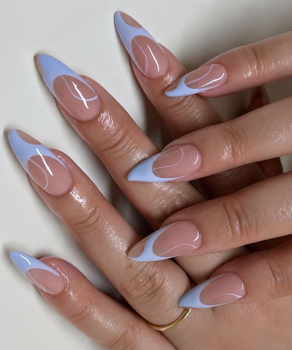 Geschwungene blaue French Tip Mani