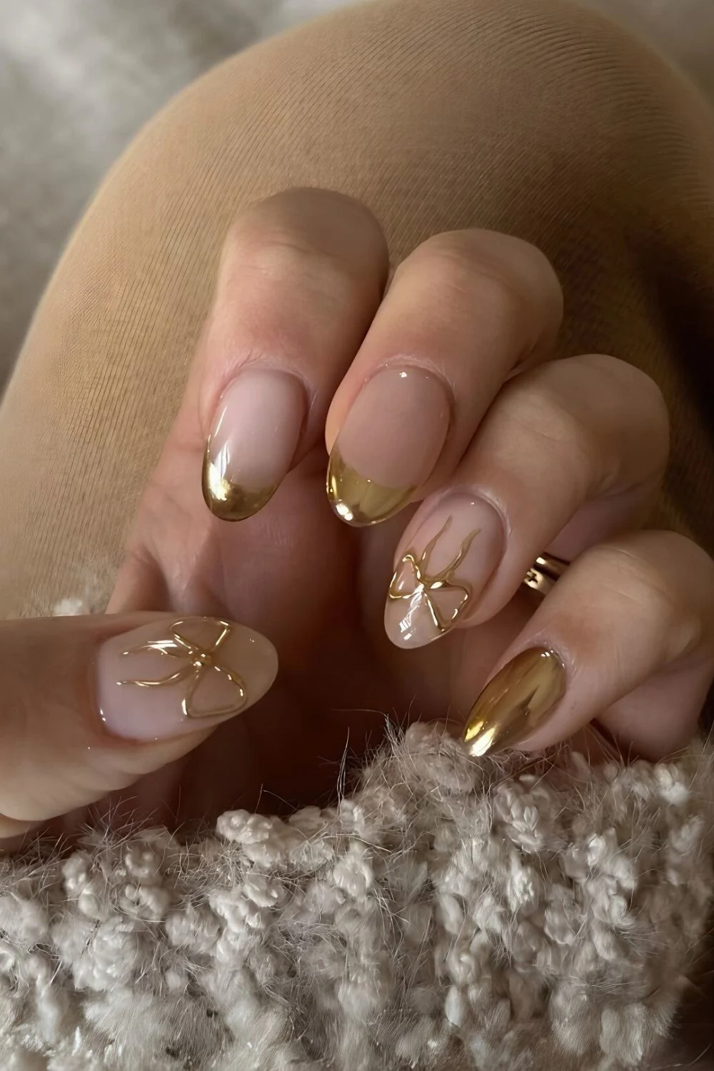 Goldene Chrome French Tips mit Schleifenakzent