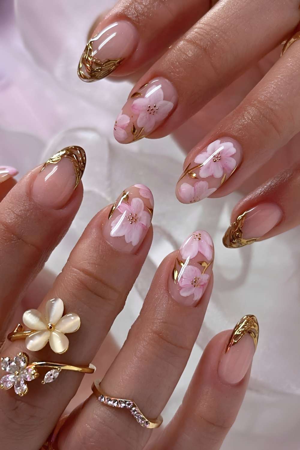 Goldene French Manikuere mit Sakura