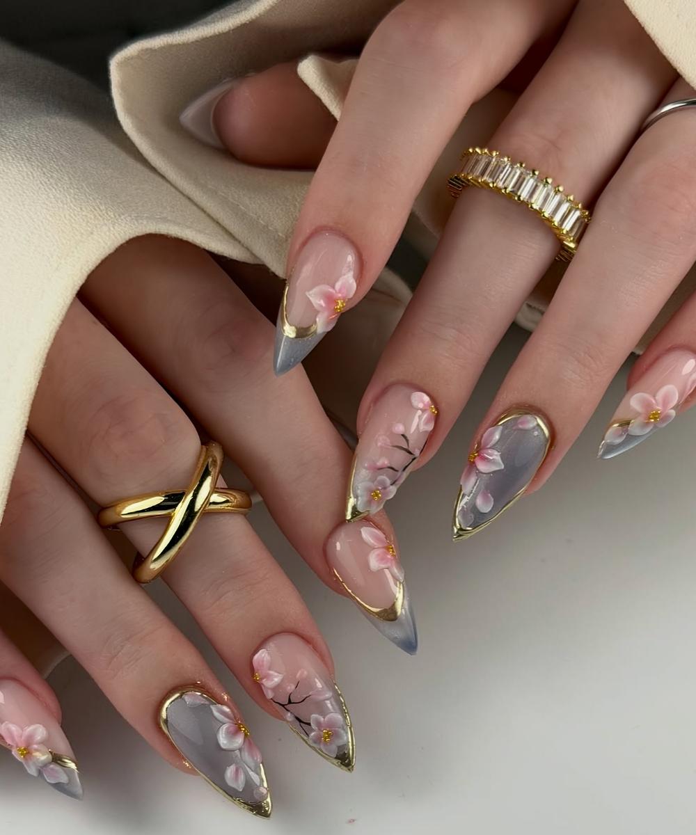 Graue Cat Eye Naegel mit Gold und Kirschblueten Akzenten
